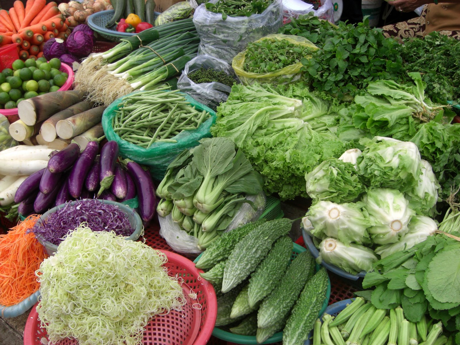 Что называют овощами. Зелень на рынке. Зелень на базаре. Овощи на рынке. Овощи и зелень.