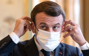 Emmanuel Macron portant son cache-nez.