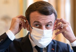 Emmanuel Macron portant son cache-nez.