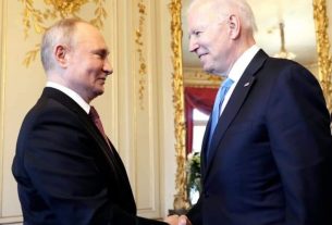 Vladimir Poutine et Joe Biden se saluant lors d'une rencontre.
