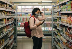 Une femme dans un supermarché.