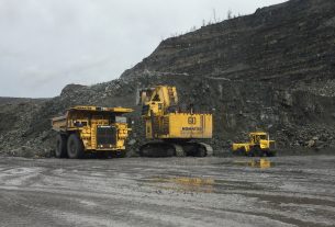 Des camions dans une mine à ciel ouvert.