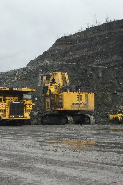 Des camions dans une mine à ciel ouvert.