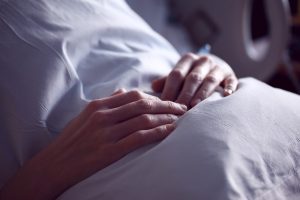 Une personne alité à l'hôpital.