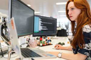 Une femme au travail.